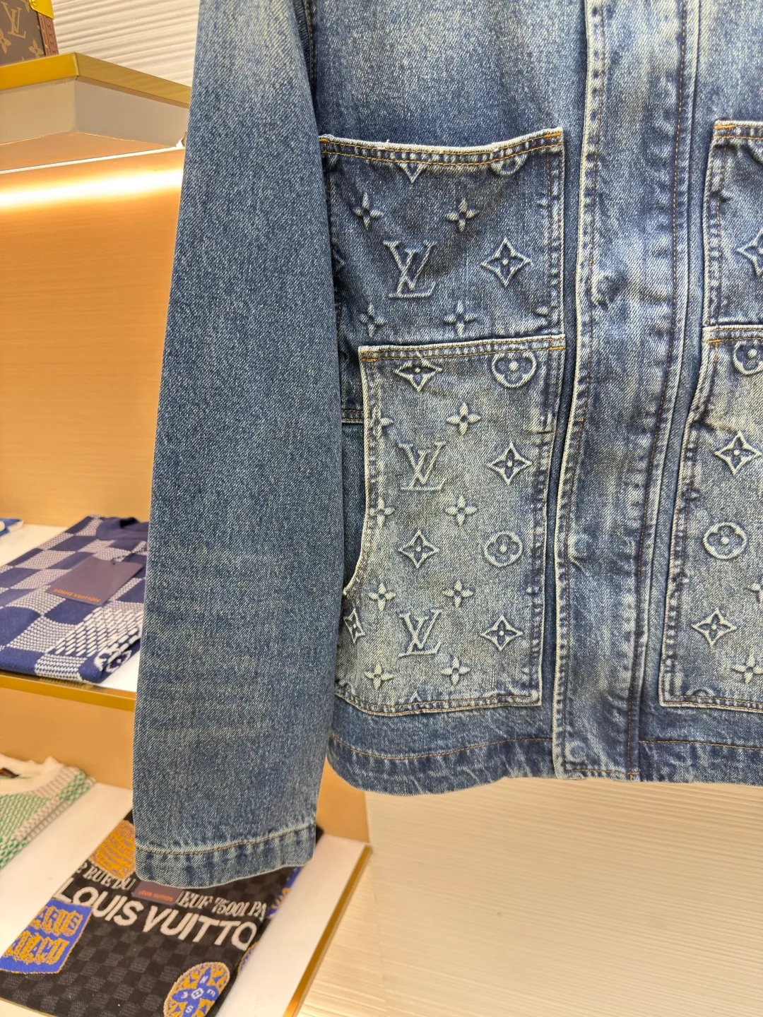 LOUIS VUITTON embossed pocket denim jacket ●Authentic product: Purchased and developed by 14219 ●Item number: 1680250-B95 ●Fabric: Denim denim fabric ●Technology: Heavy industrial washing ●Version: Fitted version ●Size: 46-48-50-52 ●Weight: about 1255g ●Description: The overall wiring is straight and delicate, the fabric is comfortable and soft, the color is consistent and there is no color difference